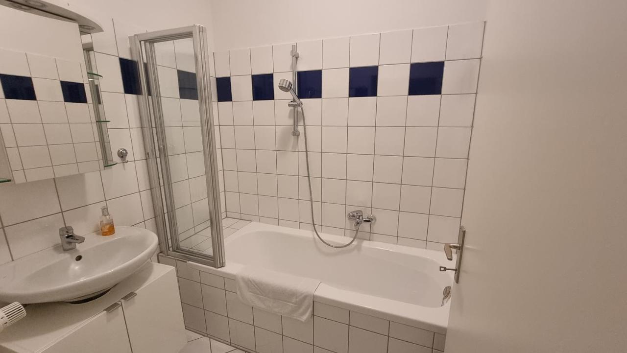 Sunny Apartment Next To Metro 1Br Wina Bagian luar foto
