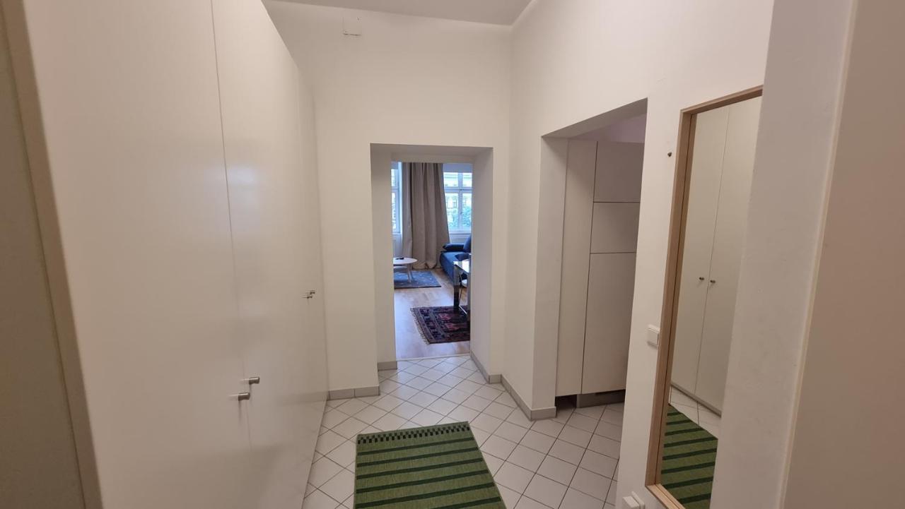 Sunny Apartment Next To Metro 1Br Wina Bagian luar foto